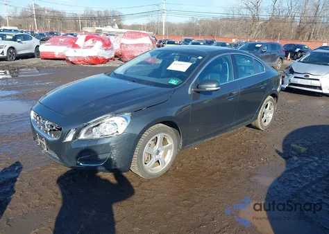 2013 Volvo S60 T5/T5 Platinum/T5 Premier/T5 Premier Plus z USA, uszkodzony, nr VIN YV1612FH5D2188633